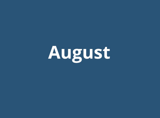 8月