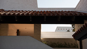 San Luis Obispo校园峰通过屋顶线
